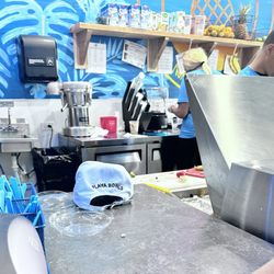 Playa Bowls - Dirty counters. Hat on pick up counter? Gross.