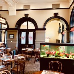 Cobb N Co - Aquarium & table seating