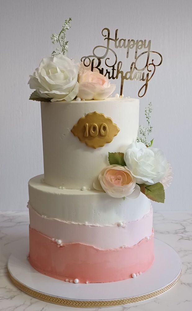 Noni's Custom Cakes By Victoria Logo