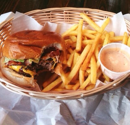 Tommis Burger Joint, Mitte by null