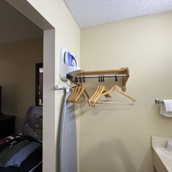 Red Roof Inn & Suites Cave City - Ironing board and hanging area
