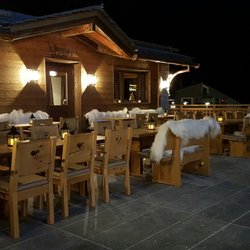 Hotel Sarain - Gemütliche Sitzgelegenheiten vor der Schmugglerbar.