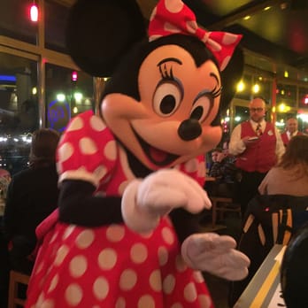 Café Mickey - Meeting the characters - Italian Near Me