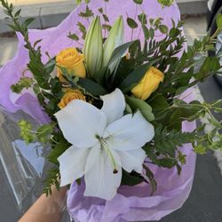 Avas Flowers - What we got vs the picture. No vase no purple flowers