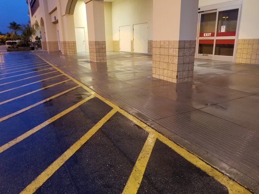 Commercial Concrete Cleaning - We specialize in Commercial Concrete cleaning.