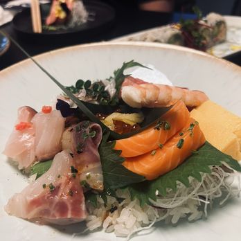 Oiza - Chirashi Bowl - Sushi Bars Near Me - Fresno, California