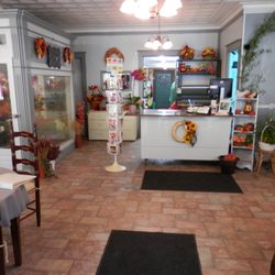 Felthousen's Florist & Greenhouse - They repainted. Much more modern now.