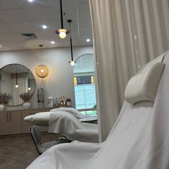 Sweet Mia - Nail Salons Near Me - Des Peres, Missouri