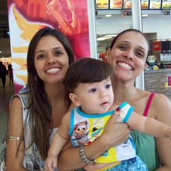 Bob's - As filhas, Cristiane e Francine  com o irmãozinho.
