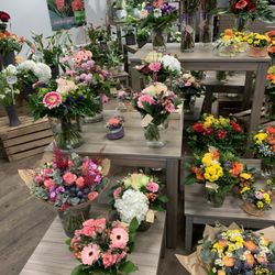 Blumen Risse - Großartiges Angebot an fertigen Sträußen. Great selection of ready-made bouquets.