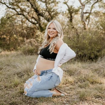 Haven Gray Sunless Tanning - Natural glow for a maternity photo shoot - Spray Tanning Near Me - McKinney , Texas