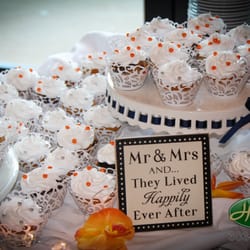 Heritage Eagle Bend Golf Club - Cupcake station!