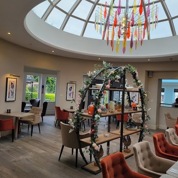 Sir Christopher Wren Hotel - Pleasant dining room - Hotels Near Me - Windsor, WNM Sir Christopher Wren Hotel - Pleasant dining room - Hotels Near Me - Windsor, WNM