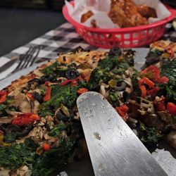 Paradise Pizza & More - Veggie with extra garlic