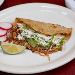 Los Amigos - Quesadillas de pollo con tortilla recién hecha