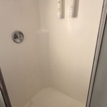 Clarion Pointe - Shower - Hotels Near Me - Ridgecrest, California