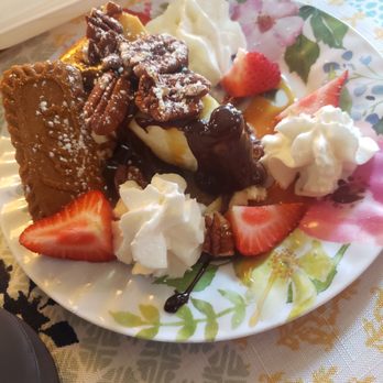 Copper Kettle - Rich and decadent cheese cake with fresh season fruit and cream - Coffee & Tea Near Me - Foley, Alabama