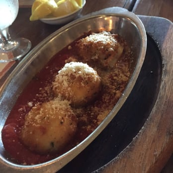 Fiorella's Italian Kitchen - Fried mozzarella balls, $11!? Overpriced, but good, still not worth it. - Pizza Near Me - Oxon Hill, Maryland