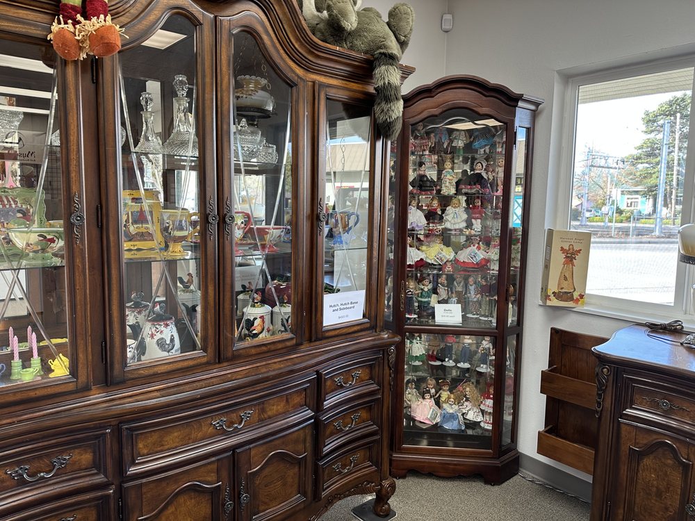 THE 2ND LIFE MERCANTILE Updated April 2024 40 NE Division St