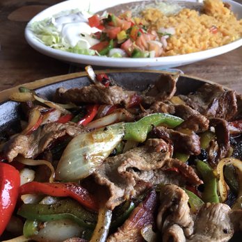 Los Rancheros - Steak fajita with refried beans, Spanish rice, and a flag salad with pico de gallo. - Mexican Near Me - Litchfield, Illinois Los Rancheros - Steak fajita with refried beans, Spanish rice, and a flag salad with pico de gallo. - Mexican Near Me - Litchfield, Illinois