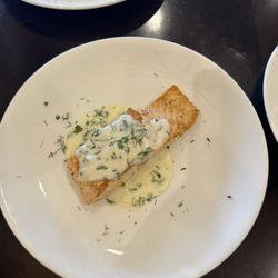 Janelas Restaurant And Bar - Pan seared Atlantic salmon