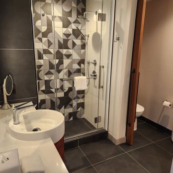 Le Meridien Pasadena Arcadia - Room 303 - bathroom - Hotels Near Me - Arcadia, California Le Meridien Pasadena Arcadia - Room 303 - bathroom - Hotels Near Me - Arcadia, California