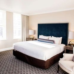 Redmont Hotel Birmingham, Curio Collection by Hilton - Guest room