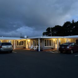 Deane's Oceanfront Lodge