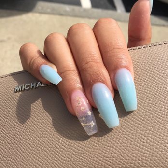 Glossi Nail Bar - baby blue (powder) w flowers on ring finger - Nail Salons Near Me - Colma, California