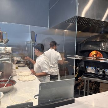Sei Pizza Bar - Great view of the pizzaolos working the oven but it does get hot - Pizza Near Me - Los Angeles, California