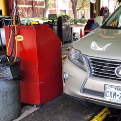 10 Minute Oil Change - This location says PENNZOIL everywhere BUT they  put  cheaper oil [quacker Oil ( I believe)].