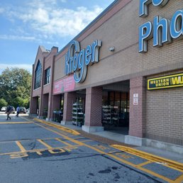 the front of a grocery store