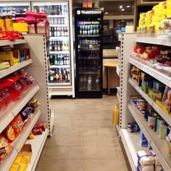 Salli's Imbiss Bäckerei Kiosk - Volle Regale