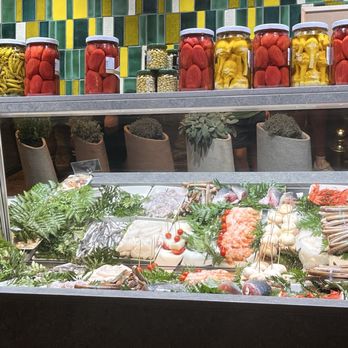 La Flauta - Raw seafood display bu the entrance - Spanish Near Me - Barcelona, B La Flauta - Raw seafood display bu the entrance - Spanish Near Me - Barcelona, B