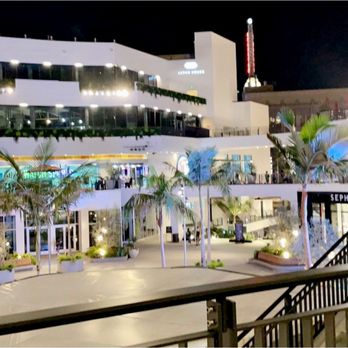 Ovation Hollywood - Night time view of the stores here | IG: @nomwithelaine - Shopping Centers Near Me - Hollywood, California Ovation Hollywood - Night time view of the stores here | IG: @nomwithelaine - Shopping Centers Near Me - Hollywood, California