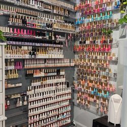 Lots of choices: gel, dip, acrylic and more