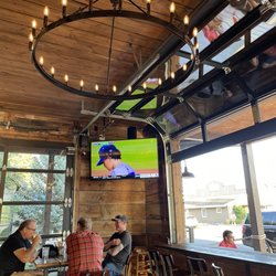Ski Inn Taphouse Hotel