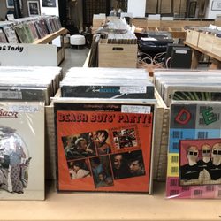 Retro Stereo - Thousands of shiny original pressing records. Rock, 50's, 60's, 70's, 80's, Jazz, Blues and refurbished record players and turntables.