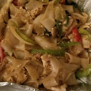 D E Thai Kitchen - Downtown - Drunken noodles with chicken - Thai Near Me - Las Vegas, Nevada