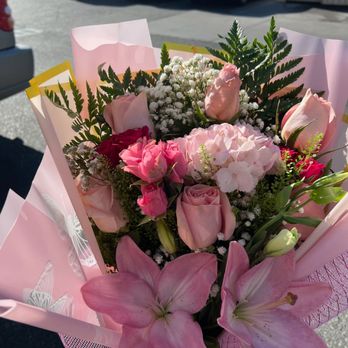 Thien Lan Florist - Browning on roses lilies with a broken stem at bottom - Florists Near Me - San Jose, California Thien Lan Florist - Browning on roses lilies with a broken stem at bottom - Florists Near Me - San Jose, California