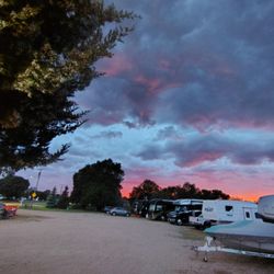 Oregon Trail RV Park And Cabin - Sun set