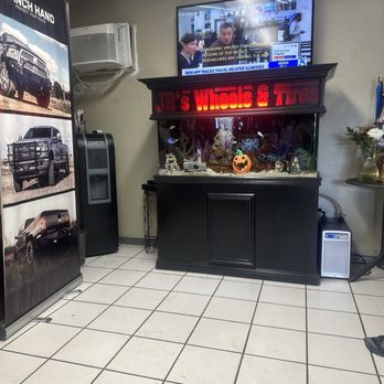 JR's Wheels & Tires - Waiting room - Wheel & Rim Repair Near Me - Anaheim, California JR's Wheels & Tires - Waiting room - Wheel & Rim Repair Near Me - Anaheim, California