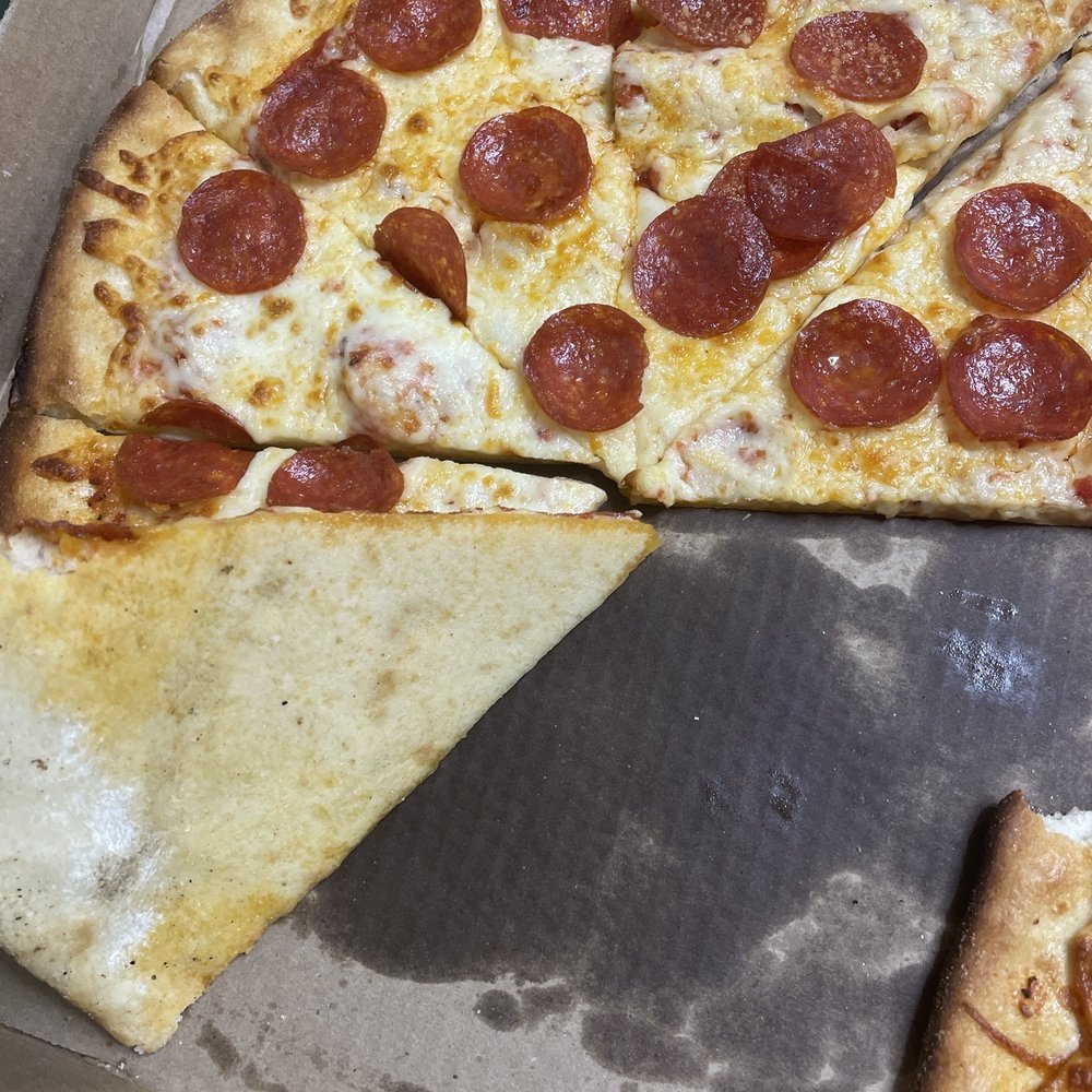 Treehouse Tavern - Another picture of the very visible greasiness and uncooked portion, hinting it was not brick oven but in fact on a pan. - Bars Near Me - Bent Mountain, Virginia