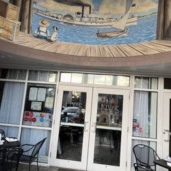 Liv's Oyster Bar & Restaurant - The outside