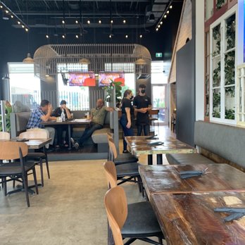 Birdhouse Wingerie & Bar - Chicken Wings Near Me - Dollard-des-Ormeaux, Quebec