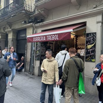 Xurreria Trebol - En la entrada la gente haciendo fila... - Desserts Near Me - Barcelona, B Xurreria Trebol - En la entrada la gente haciendo fila... - Desserts Near Me - Barcelona, B