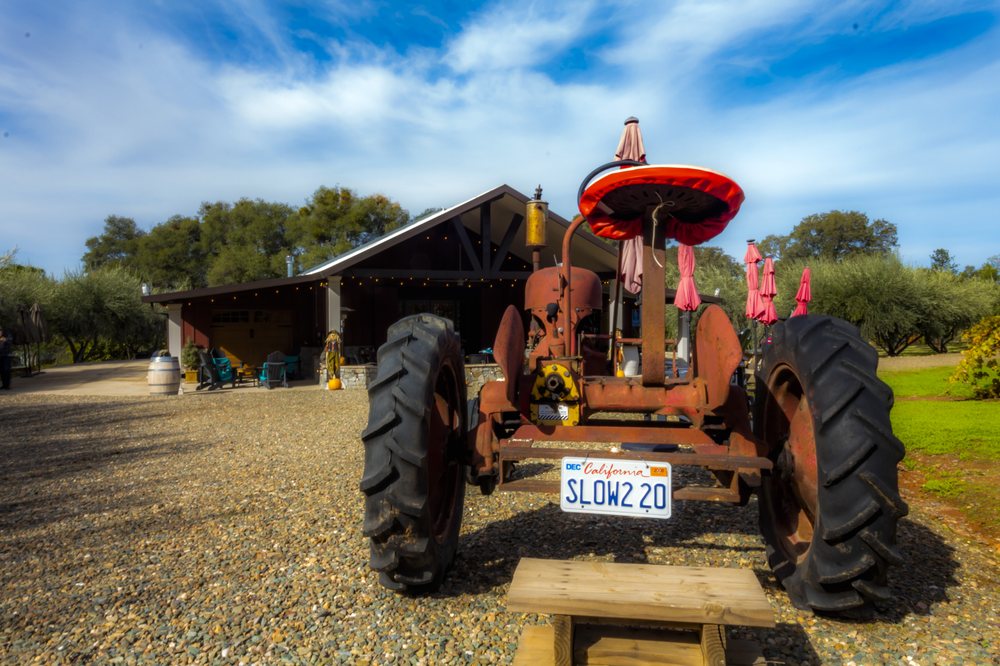 SLO 2 20 Winery & Vineyard Logo