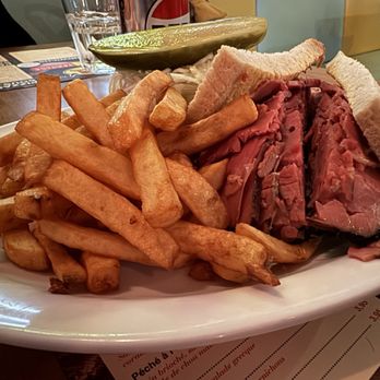 Phil Smoked Meat - Sous-marin smoked meat and frites - Sandwiches Near Me - Quebec City, Quebec Phil Smoked Meat - Sous-marin smoked meat and frites - Sandwiches Near Me - Quebec City, Quebec