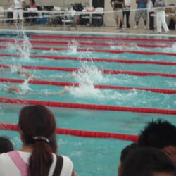 Macrocentro I - Una competencia de natación en el complejo acuático.