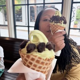 I had basil vanilla with Brownie bites. She had basil vanilla with cookie crumbs. Both : chefs kiss: I had basil vanilla with Brownie bites. She had basil vanilla with cookie crumbs. Both : chefs kiss: